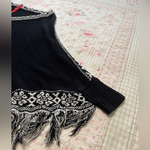 Amanda Blu Fringed Poncho in Black w/Tribal Print Trim One Size EUC - Picture 4 of 7
